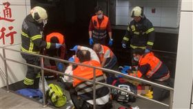 台鐵松山車站傳出死傷事件，年約50歲男子遭區間車撞上。（圖／翻攝畫面）