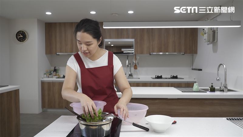 全盲女孩仍拿刀下廚　日常生活曝光太驚人