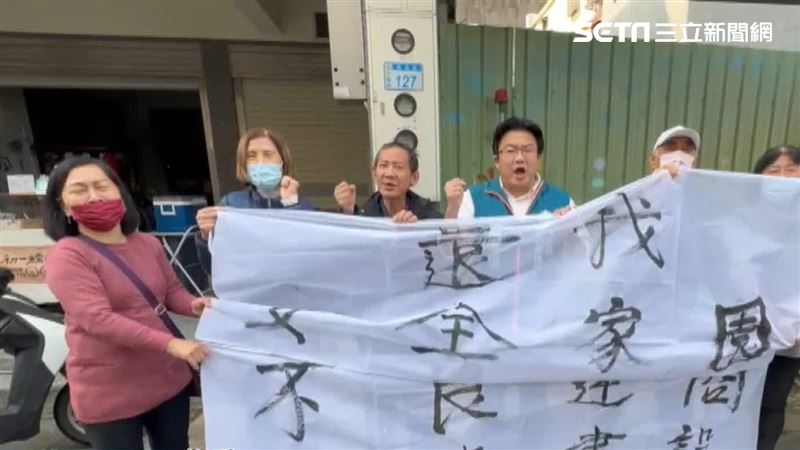 建商施工釀屋斜　附近18戶拉白布條抗議