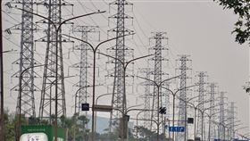 電價4月調漲機率大  「超級大戶」調幅最高台灣住宅、工業電價長年居全球排名後段班，為穩定台電財務，4月電價調漲箭在弦上；其中，產業用電除會以產業別用電情形做不同幅度調整，年用電量逾50億且連兩年用電成長的「超級大戶」調幅最高。圖為高雄市小港區一帶的高壓電塔。中央社記者董俊志攝  113年3月10日