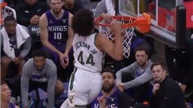 ▲公鹿傑克森（Andre Jackson Jr.）第一時機間補灌！臉撞到籃圈。（圖／翻攝自NBA推特）