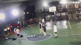 北市伍男前往新生高架橋下籃球場鬥牛時趁機偷走球友背包。（圖／翻攝畫面）