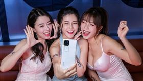 V30系列前置鏡頭擁有92°廣角角度，5000萬超清畫素和f2.0大光圈，相片細節盡在手中。