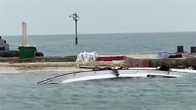 印尼雅加達北部外海的千島群島（Pulau Seribu）11日發生一起船難，一艘載有32名乘客以及3名船員的快艇突然翻覆，船上的人也因此全數落海。最新傷亡消息指出，34人已經被救上岸，僅剩1名台灣籍乘客未尋獲，現場持續搜救中，並公布失蹤乘客的身分。（圖／翻攝自「Julraflis」臉書）