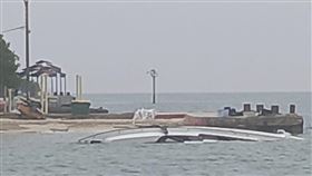 印尼雅加達北部外海的千島群島（Pulau Seribu）11日發生一起船難，一艘載有32名乘客以及3名船員的快艇突然翻覆，船上的人也因此全數落海。最新傷亡消息指出，34人已經被救上岸，僅剩1名台灣籍乘客未尋獲，現場持續搜救中，並公布失蹤乘客的身分。（圖／翻攝自「Julraflis」臉書）