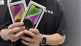 3月31日前至德誼全台門市，選購iPhone 指定機型享買一送三加碼優惠。