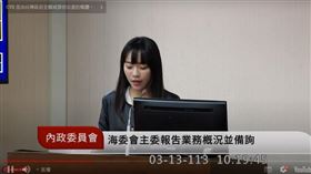 黃捷質詢時突然長高！低頭3秒自己也笑了　全場暴動：五告溝錐