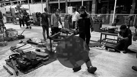 台南今（13）日晚間驚傳工安意外，一家技公司工廠在19時許在現場施工作業時，疑似發生輪胎氣爆，造成鋁圈噴出，當場造成1死1重傷，緊急送醫急救。事故原因仍待進一步調查釐清。（圖／翻攝畫面）