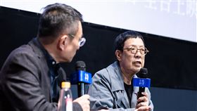 主持人聞天祥（左）許鞍華出席《詩》特別放映場暨大師講堂。（圖／佳映娛樂提供）