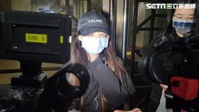 ▲阿沁老婆花花2次90度鞠躬道歉，聲音明顯顫抖。（圖／記者楊佩琪攝）