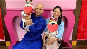 ▲吳鳳（左）與台灣老婆Rynne（右）目前育有2女。（圖／翻攝自吳鳳臉書）