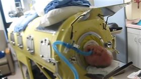 住「鐵肺」呼吸70年　全身癱瘓當上律師　美勵志男病逝，78歲(圖／翻攝自Nick Isenberg　YT)