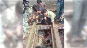 1980年代台灣經濟起飛，不少陸籍人士試圖偷渡來台，擠在狹小的甲板下，卻也因此引發不少慘案。（圖／示意圖／資料照