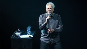 湯姆瓊斯睽違40年來台開唱。（圖／Live Nation Taiwan提供）