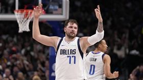 獨行俠14日主場迎戰勇士，東契奇（Luka Doncic）無緣超過喬丹的大三元紀錄。（圖／美聯社／達志影像）