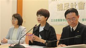 民進黨立委陳亭妃、黃秀芳、李坤城要求，衛福部在一個月內研擬解決出養制度漏洞的管控機制。（圖／陳亭妃辦公室提供）