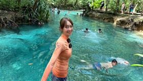 ▲潘慧如在四王群島的藍河戲水。（圖／球狀星團娛樂公司提供）