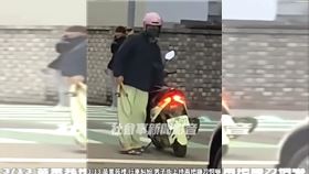 苗栗出現雙鐮刀怪客！被叭不滿持刀追逐(圖/翻攝畫面)
