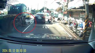 單車男險遭大車輾斃　下秒離奇跑走畫面曝
