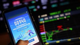 元大證公告 14日起開戶不保證完成申購元大台灣價值高息ETF（00940）掀起搶購熱潮，開放募集時間為3月11日至3月15日，進入倒數，由於進單暴量，元大證券14日凌晨公告，提醒投資人今天送件的開戶申請，將無法保證能在ETF募集申購截止日前完成開戶。中央社記者裴禛攝  113年3月14日