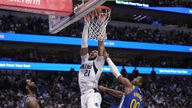 ▲獨行俠小將加福德（Daniel Gafford）近期連進33球，有望超越張伯倫（Wilt Chamberlain）35球的紀錄。（圖／美聯社／達志影像）