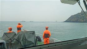 中國漁船金門外海翻覆  海巡搜救中中國籍漁船「閩龍漁61222」14日清晨在金門海域翻覆沉沒，船上6名漁民落海，兩岸聯合搜救中。（海巡署提供）中央社記者洪學廣傳真  113年3月14日