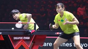 新加坡大滿貫賽  鄭怡靜李昱諄女雙16強止步台灣「桌球一姐」鄭怡靜（左）與李昱諄（右）搭檔，15日在WTT新加坡大滿貫賽女雙16強賽，以0比3不敵世界排名第2的日本組合早田希娜與伊藤美誠。中央社記者侯姿瑩新加坡攝  112年3月15日