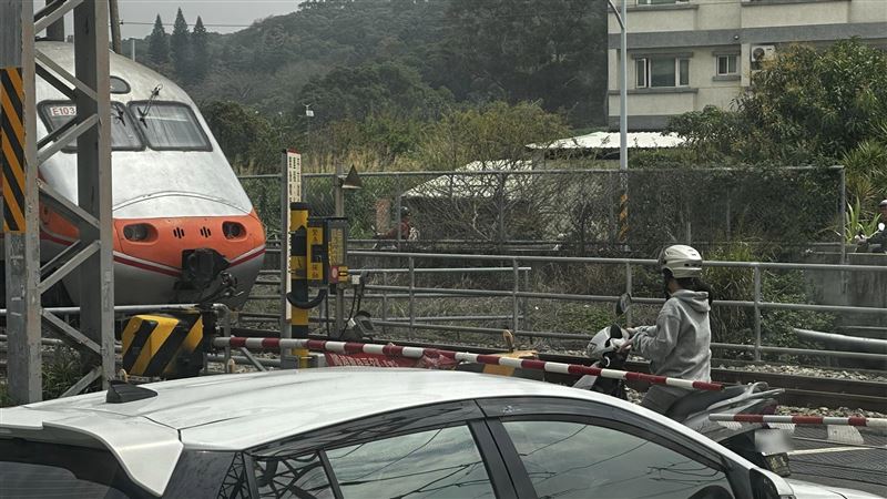 天兵女闖平交道警戒區　自強號停車等她