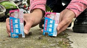 康姓婦人遭地面凸出鋼釘絆倒，市議員謝美英到現場會勘，發現不少剛釘異物固定在水泥地裡。（圖／謝美英辦公室提供）