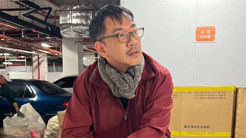 CEO變流浪漢　男星頹廢收垃圾畫面全被拍