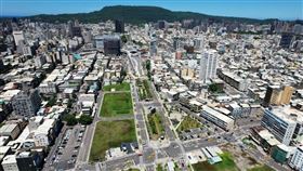 高雄市政府地政局3月27日開放今（2024）年第1季土地標售，預計推出12標12筆建地，合計總底價19億4660萬餘元，其中包含2筆「特定商業專用區」土地，吸引各界關注。