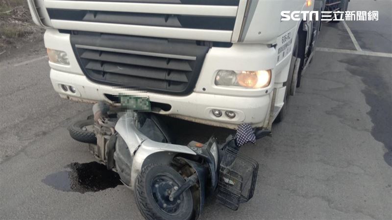 台中港大車撞雙載機車　騎士捲車底慘死