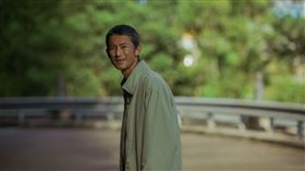 吳慷仁在《但願人長久》前導預告末段的一個回眸加上蹣跚前行的步履，感染力極強。。（圖／甲上娛樂提供）