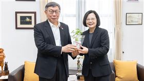 蔡英文總統今（14）日午間於總統府內與台灣民眾黨柯文哲主席進行會談。（圖／總統府提供)