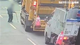 北市郭翁行經長泰街時遭垃圾車輾斃。（圖／翻攝畫面）