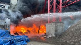 花蓮新城水泥廠大火。（圖／翻攝畫面）