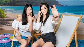 Zenfone 11 Ultra前鏡頭採用RGBW感光元件，更升級90度廣角鏡頭，多人同框自拍成像立體明亮。