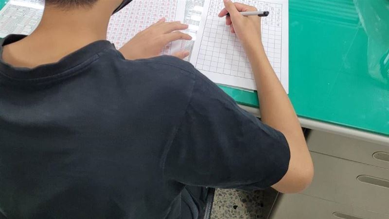 叛逆高中生被送少年隊！抄完心經竟學乖了