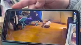 苗栗托嬰中心保育員，粗魯推倒9月嬰，前滾翻摔倒，不聞不問(圖／翻攝畫面)