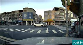 撞死台中29歲工程師，叼菸男，闖紅燈高速撞擊，最新畫面曝(圖／翻攝畫面)