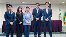 民進黨召開「走對的路、世界的台灣- 318學運十週年回顧」記者會，發言人吳崢（右一）、立委吳沛憶（左二）、基隆市議員張之豪（左一）、前立委蔡培慧（中）以及中華經濟研究院助研究員王國臣（右二）（圖／民進黨提供）