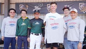 ▲台鋼雄鷹將邀請梁功斌（左1）擔任主播，在YouTube頻道進行台語轉播。（圖／台鋼雄鷹球團提供）