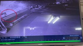 南崗夜市，嫌犯拒檢衝撞警棄車加速逃逸，警連開10槍制止，棄車逃逸(圖／翻攝畫面)