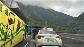 台9丁線（舊蘇花公路）61.8公里處今天上午11時許發生車禍事故，一輛大卡車行經明隧道時，不明原因自撞隧道水泥樁，因車頭嚴重毀損無法移動，導致和仁北上路段大塞車，警方目前已到現場協助排事故，詳細肇事原因仍待釐清。