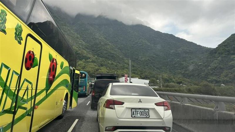 砂石車自撞卡隧道　舊蘇花和仁路段塞爆