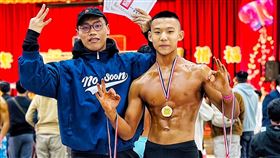 專業訓練未滿1年  國3生王櫂星拿下健美3金喜歡藝術的台東縣寶桑國中3年級學生王櫂星（右），把自己身體當作藝術雕塑，國1開始自主訓練健美，國2接受專業訓練，日前參加112學年度全國中等學校健美健身錦標賽一舉奪3金，圖左為教練楊士緯。（台東縣體育會健美委員會提供）中央社記者盧太城台東傳真  113年3月15日