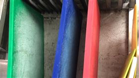 新竹一家連鎖火鍋店被爆料處理生食、蔬菜、肉品的砧板嚴重發霉，食材沒標示保存期限等問題。竹縣衛生局前往稽查，已針對缺失要求店家改善。業者指出，有員工故意將放在二樓沒有使用砧板拿下來惡搞，皆有錄影存證。