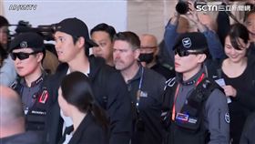 大谷翔平和新婚妻子隨道奇隊抵達韓國。（圖／AP／SNTV授權）