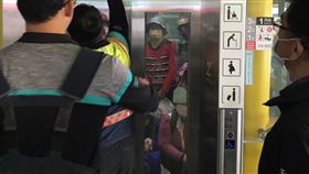 台鐵員林站今天下午傳出有旅客受困電梯將近1小時。（圖／翻攝畫面）