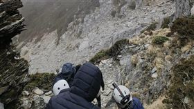 花蓮秀林國中登山隊山區遭落石擊中釀4傷花蓮縣秀林國中師生組成尋根小隊攀登奇萊山，15日行經奇萊北峰三角點下方100公尺處時有4名學生遭落石擊中受傷，生命跡象皆穩定，已由領隊陪同返回山屋等待搜救人員。（民眾提供）中央社記者張祈傳真  113年3月15日